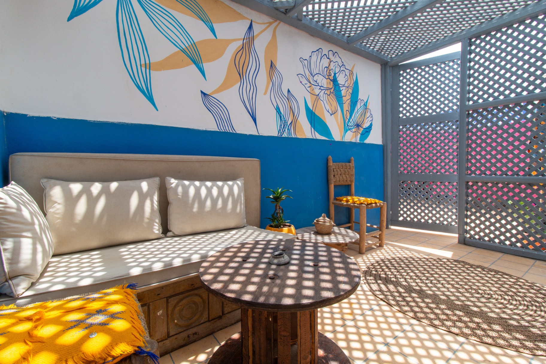 L'appartement du Chill Art Hostel: lit double, cuisine équipée et porte donnant sur sa terrasse privée