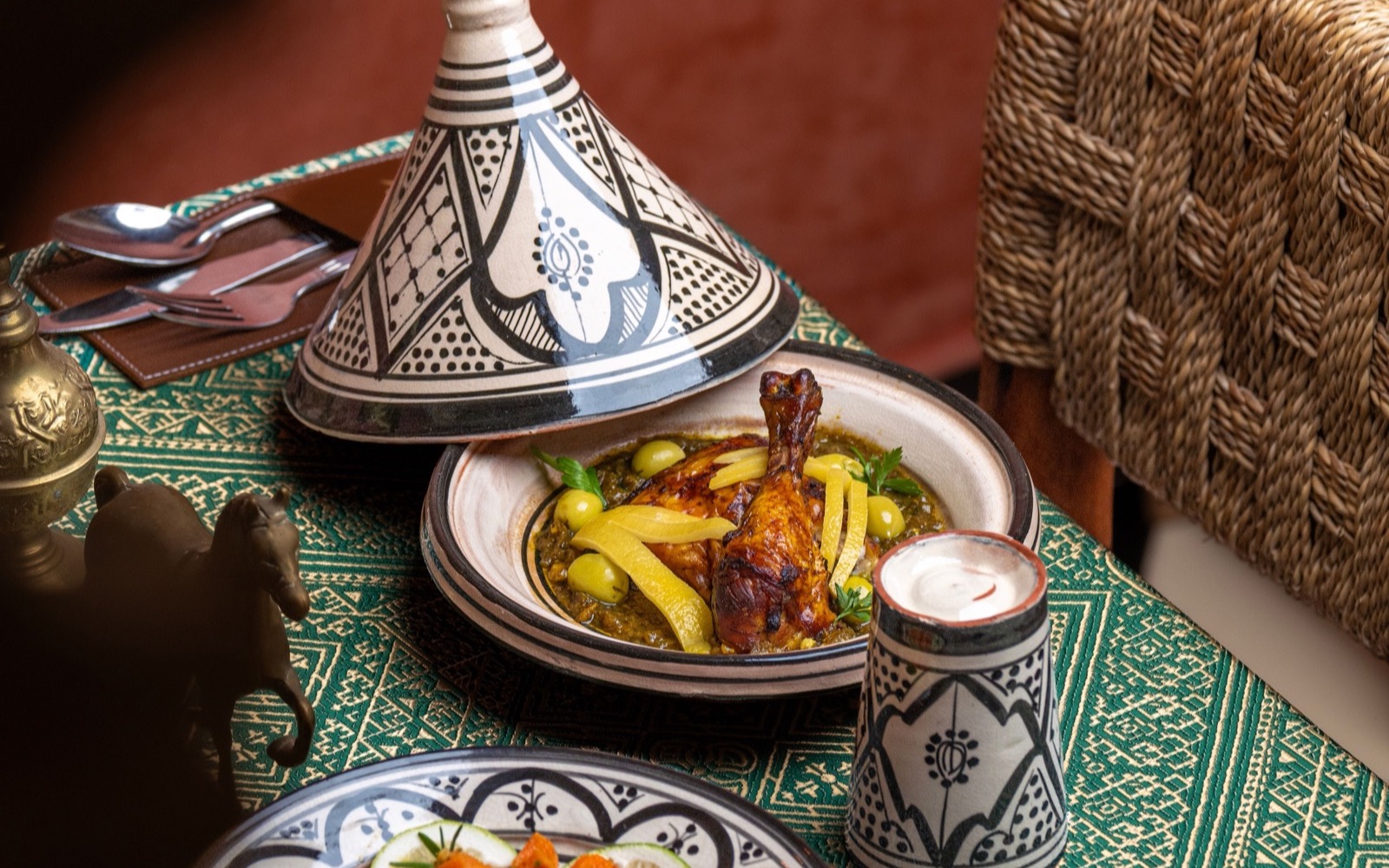 Cours de cuisine marocaine à Essaouira, préparation d'un tajine avec légumes frais et épices