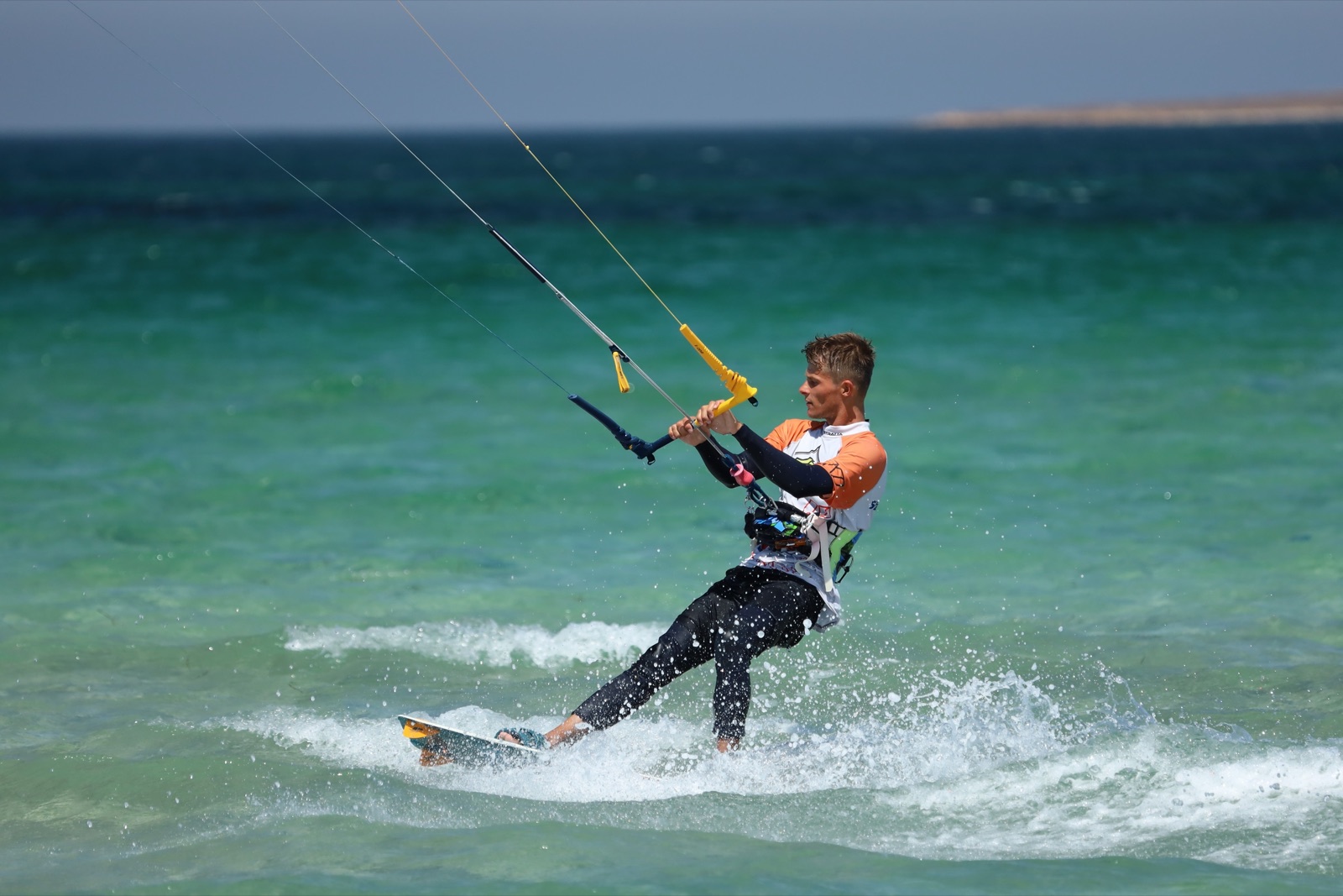 Cours de kitesurf dans la baie d'Essaouira, moniteur et élève avec l'aile sur l'eau