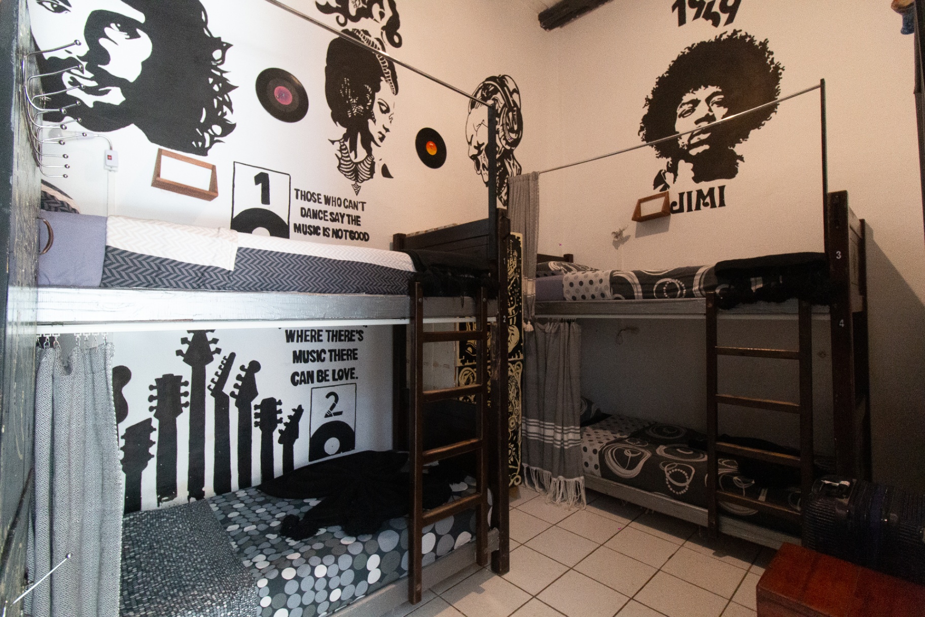 Instruments et vinyles décorant la Music Room du Chill Art Hostel, dans la médina d'Essaouira